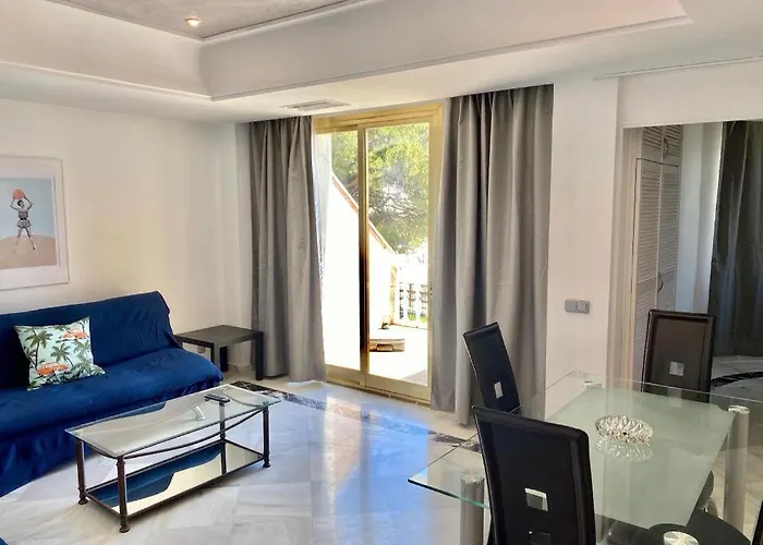 Frontline Sea In The Center Of Puerto Banus-beach 마르베야